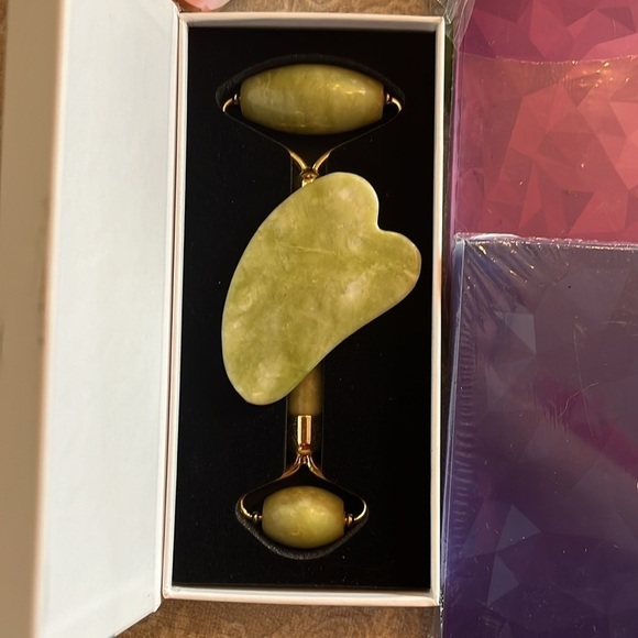 Brand New Spa Bundle Shower Steamers Foot Peel Masks Jade Roller Eyebrow Stencil - Picture 3 of 13